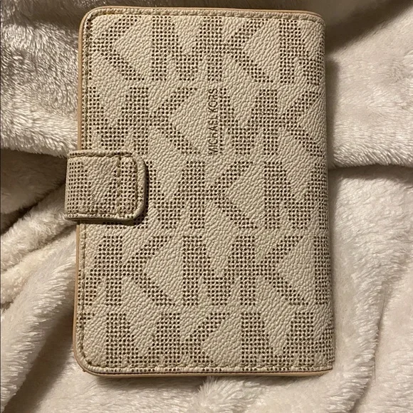 Michael Kors passport holder - Picture 3 of 3